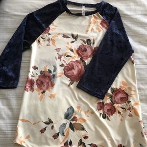 Rose patterned 3/4 velvet sleeve